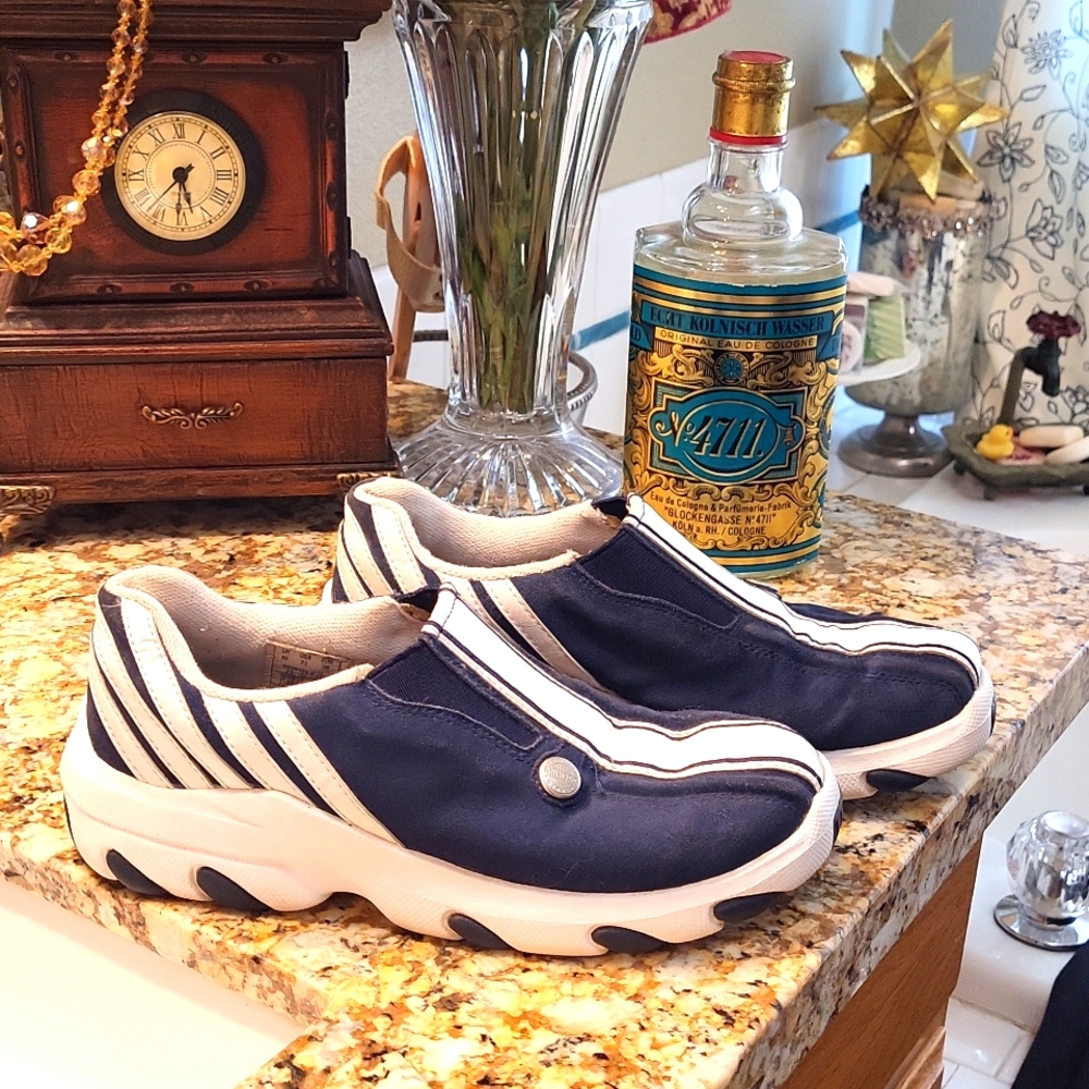 K Swiss leather athletic shoe 7.5 blue and white